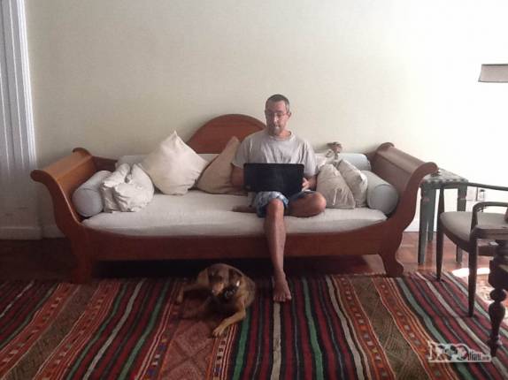 Novo endereço no Rio, na orla do Leme, no apartamento do irmão junto com a simpática Mel